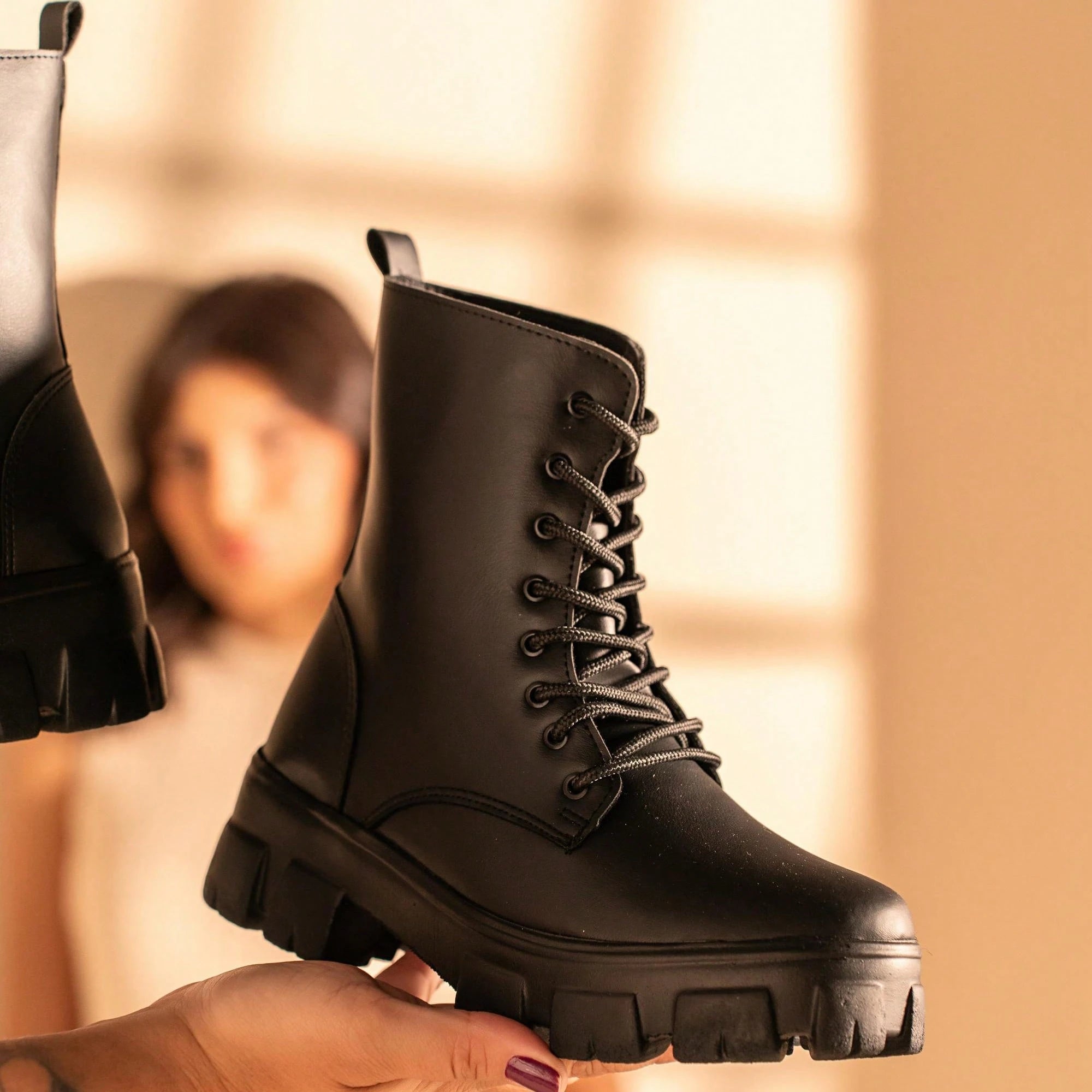 Coturno Tratorado Bota Feminina Chunky Street Style Moda Blogueira Cano Curto