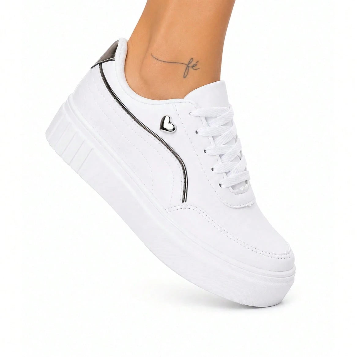 Tênis Casual Feminino Branco com Detalhes Prata e Solado Confortável